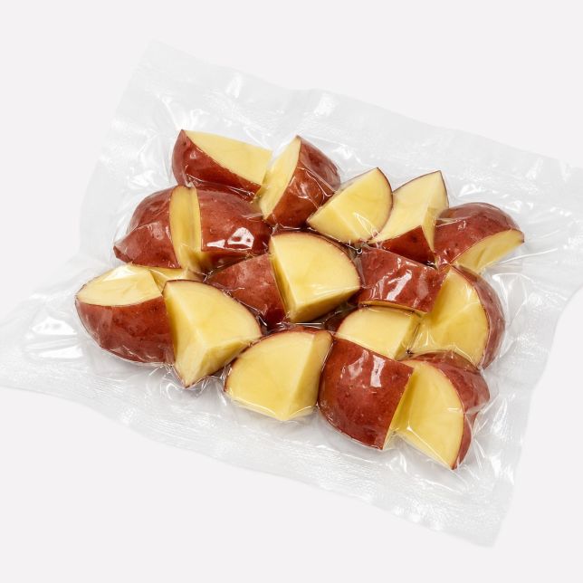 Aardappel roseval met schil gesneden partjes