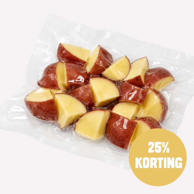 Aardappel roseval met schil gesneden partjes