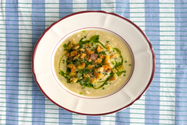 Knolselderij soep met gekarameliseerde uien, parmezaan croutons en bieslookolie 