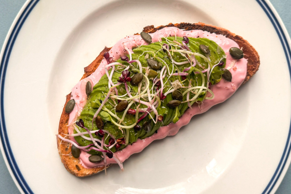 Toast met bieten-geitenkaas spread en avocado 