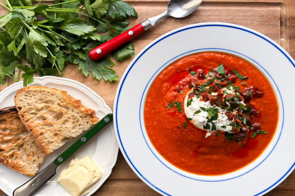 Paprika-tomatensoep met chorizo en zure room 