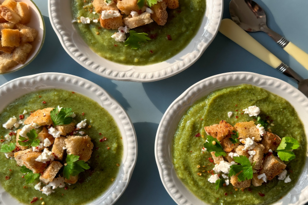 Broccoli-prei soep met croutons van oud brood en vegan feta 
