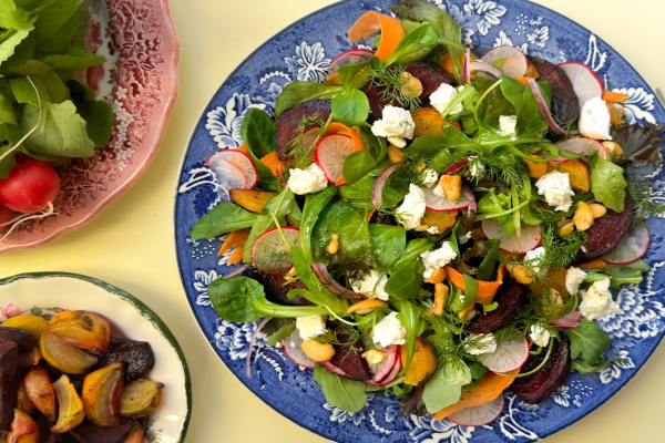 Geroosterde-bietensalade met vegan geitenkaas, citrusdressing en dille
