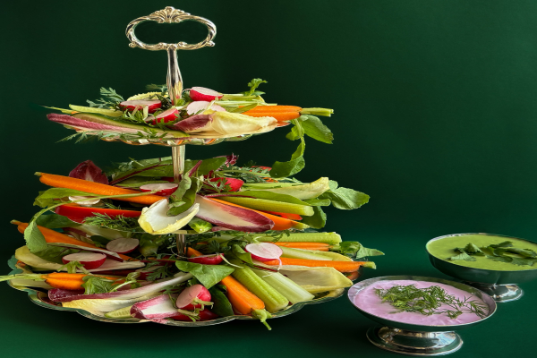 Kleurrijk cruditéplateau met bieten-geitenkaasdip & groene tahin