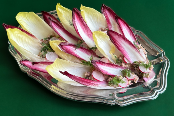 Witlof- & roodlofbootjes met romige vegan tonijn salade