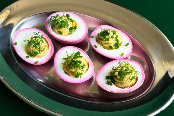 Gevulde roze eitjes gekleurd met bietensap