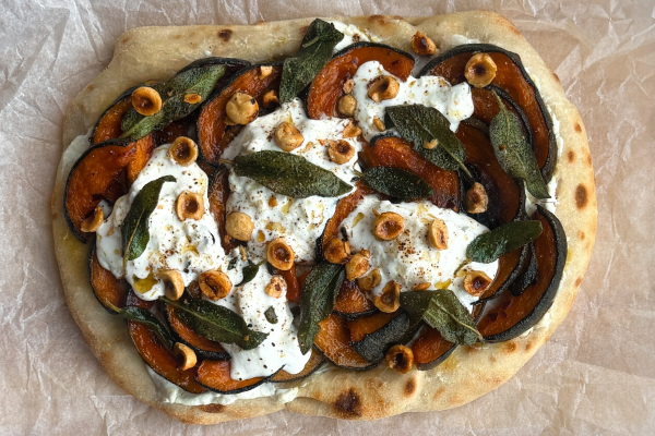 Pinsana met geroosterde pompoen, frisse citroenricotta en gebruinde salie-hazelnootboter