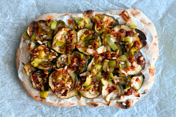 Pinsana met courgette, prei, citroen-ricotta, chili olie 