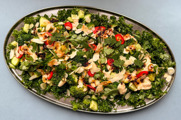 Salade met broccoli, boerenkool en een romige tahini-dressing 