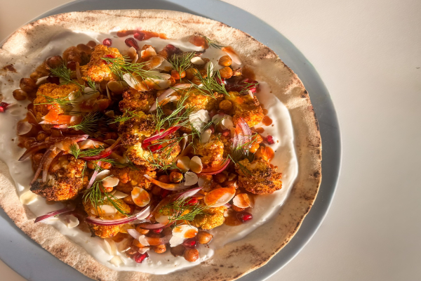 Platbrood met geroosterde bloemkool, kikkererwten, knoflookyoghurt en harissa