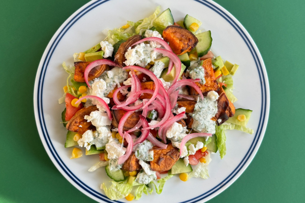Salade met zoete aardappel, avocado, feta en kruidendressing 