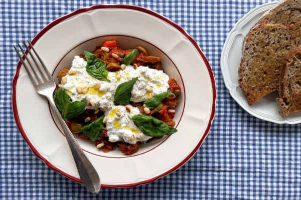 Siciliaanse caponata met stracciatella en pijnboompitten 