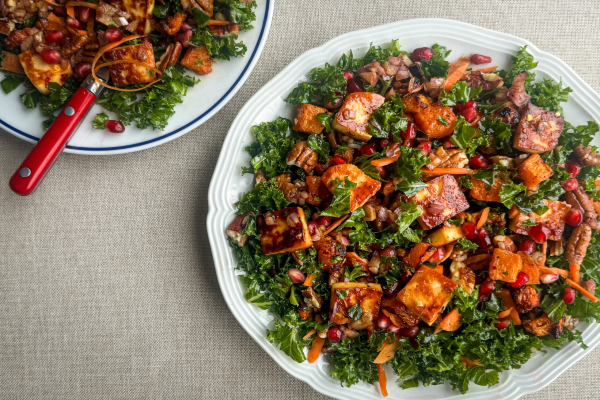 Boerenkoolsalade met geroosterde pompoen, grillkaas en balsamico dressing 