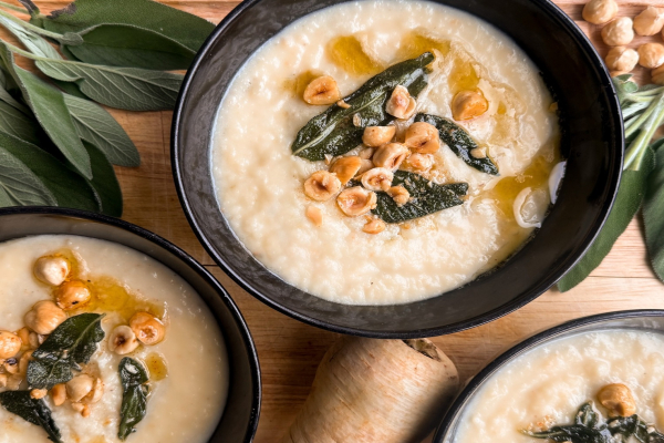 Pastinaaksoep met beurre noisette, salie & hazelnoot