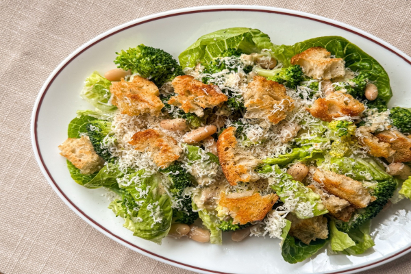 Caesarsalade met broccoli en cannellinibonen