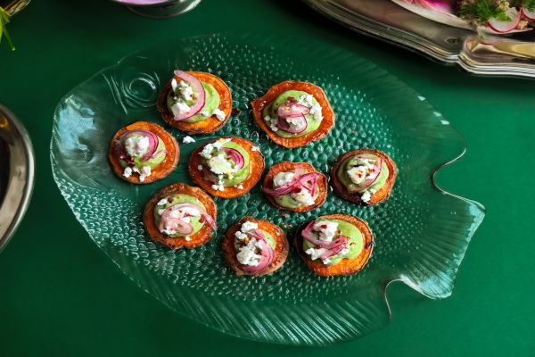 Knapperige zoete-aardappelrondjes met avocado-limoencrème, feta & hot honey