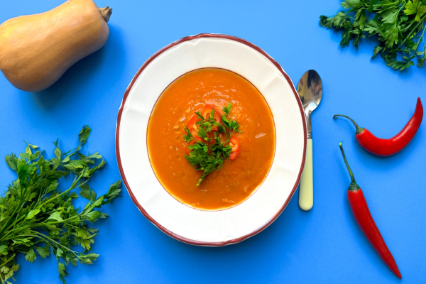 Herfstige soep met pompoen, zoete aardappel en paprika