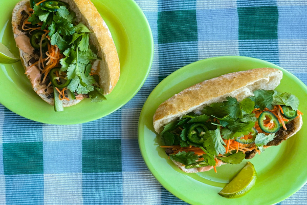 Broodje vegan pulled chicken met frisse groenten