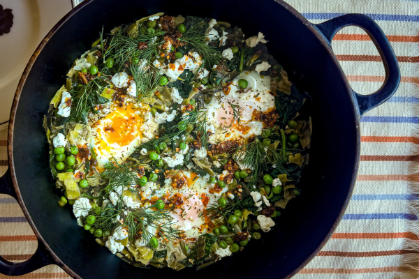 Groene shakshuka met prei, spinazie en tuinerwten