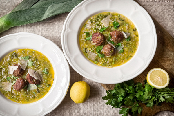 Lente minestrone met groene groenten en gehaktballetjes