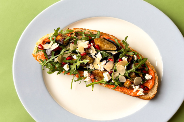 Broodje met paprika-feta spread en aubergine 