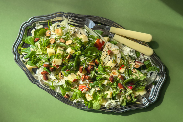 Knapperige salade met spitskool, appel, venkel en sesamdressing