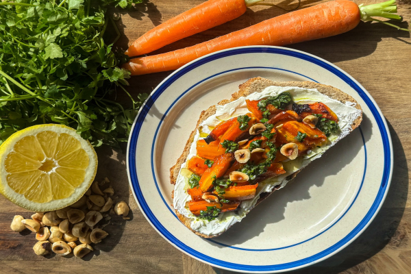 Broodje met hangop, geroosterde wortel en gremolata