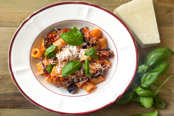 Rigatoni alla norma met geroosterde aubergine