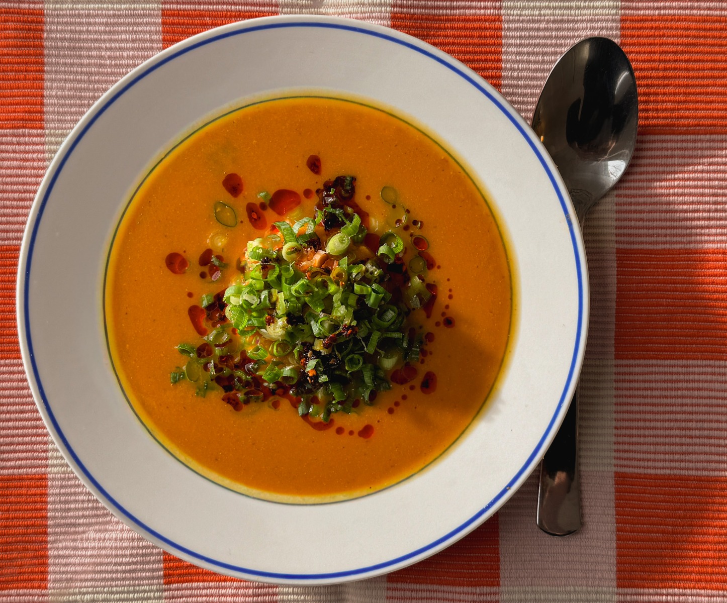 Pompoen-wortelsoep met miso, bosui en crispy chili olie 