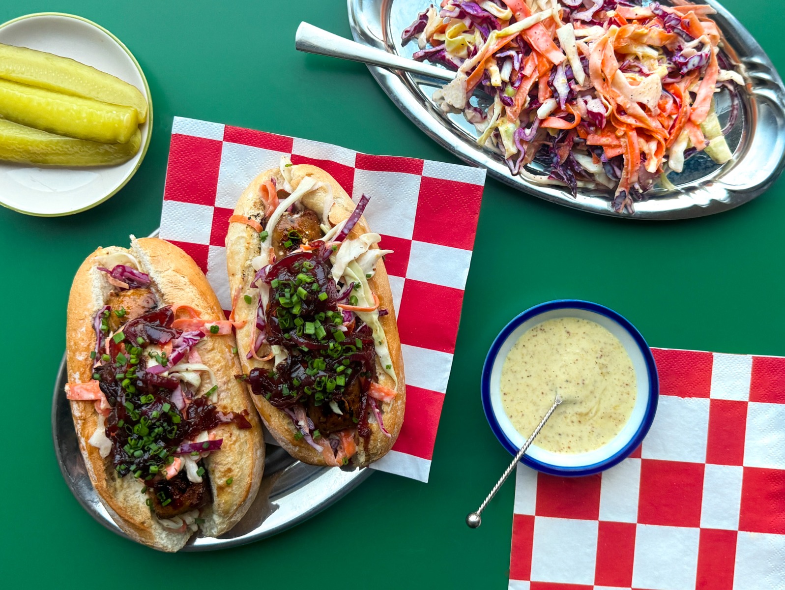 Broodje Fungi Bratwurst met koolsalade en balsamico uien