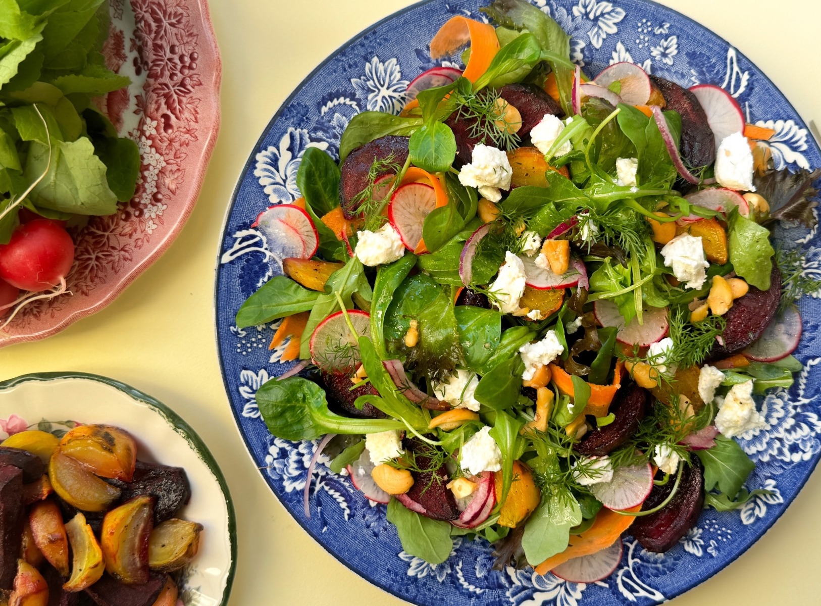 Geroosterde-bietensalade met vegan geitenkaas, citrusdressing en dille