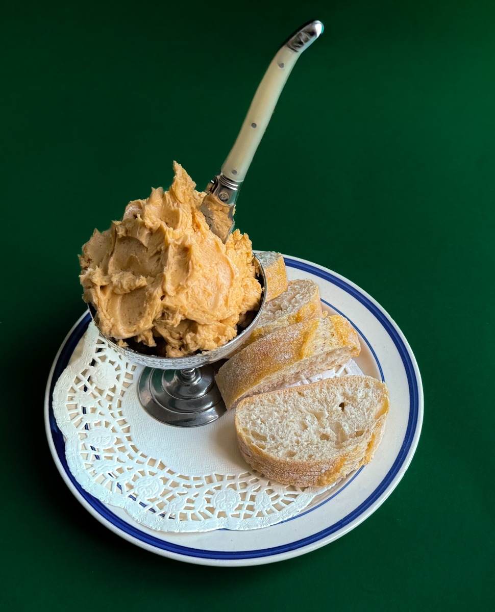 Opgeklopte misoboter met demi-baguettes