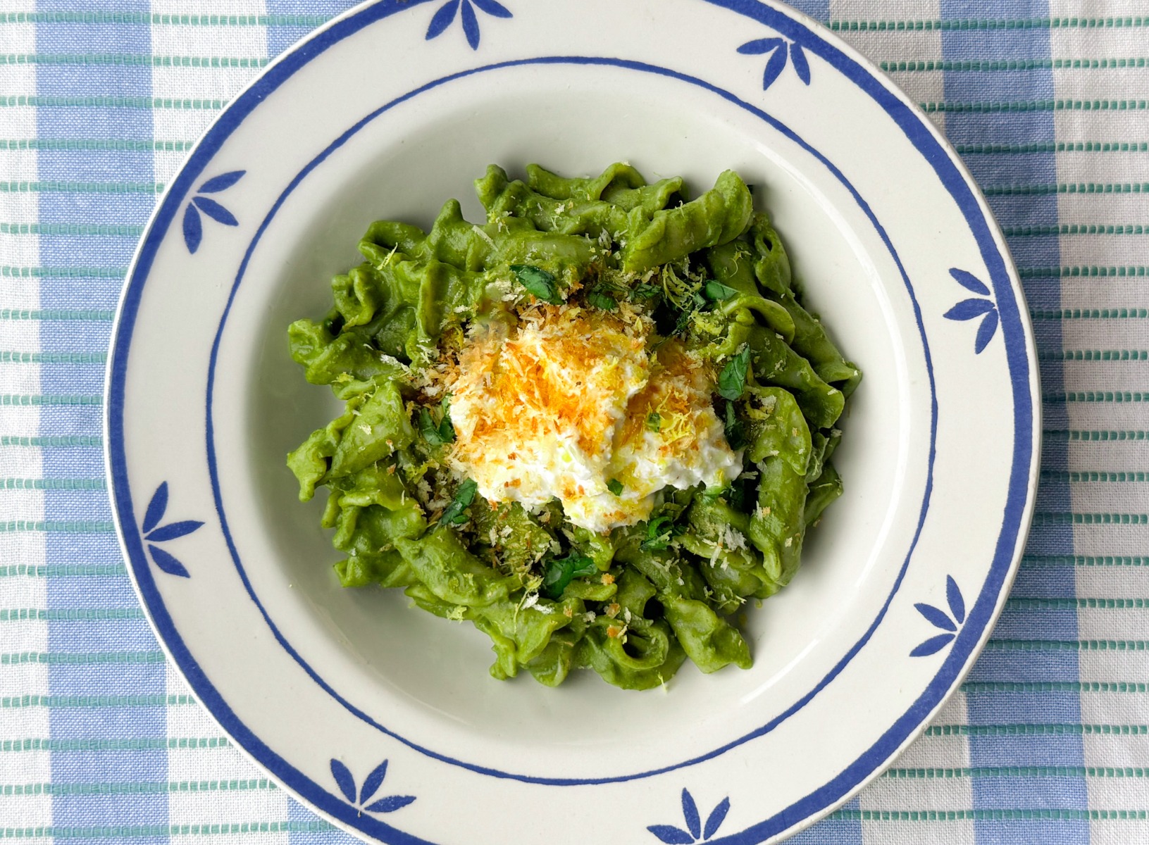 Pasta met courgette en spinazie pesto, citroenricotta en knapperige panko