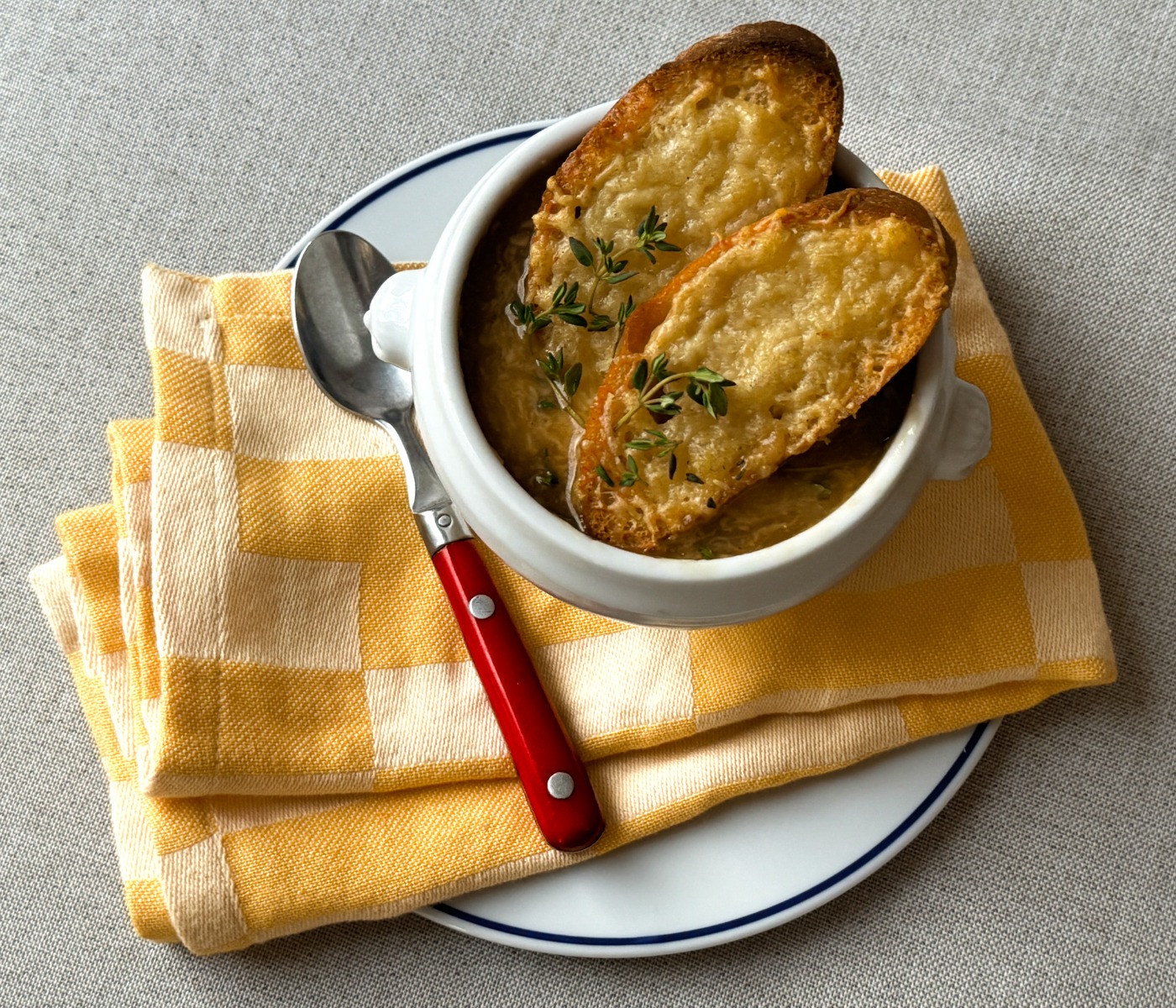 Franse uiensoep met Comté crostini’s 