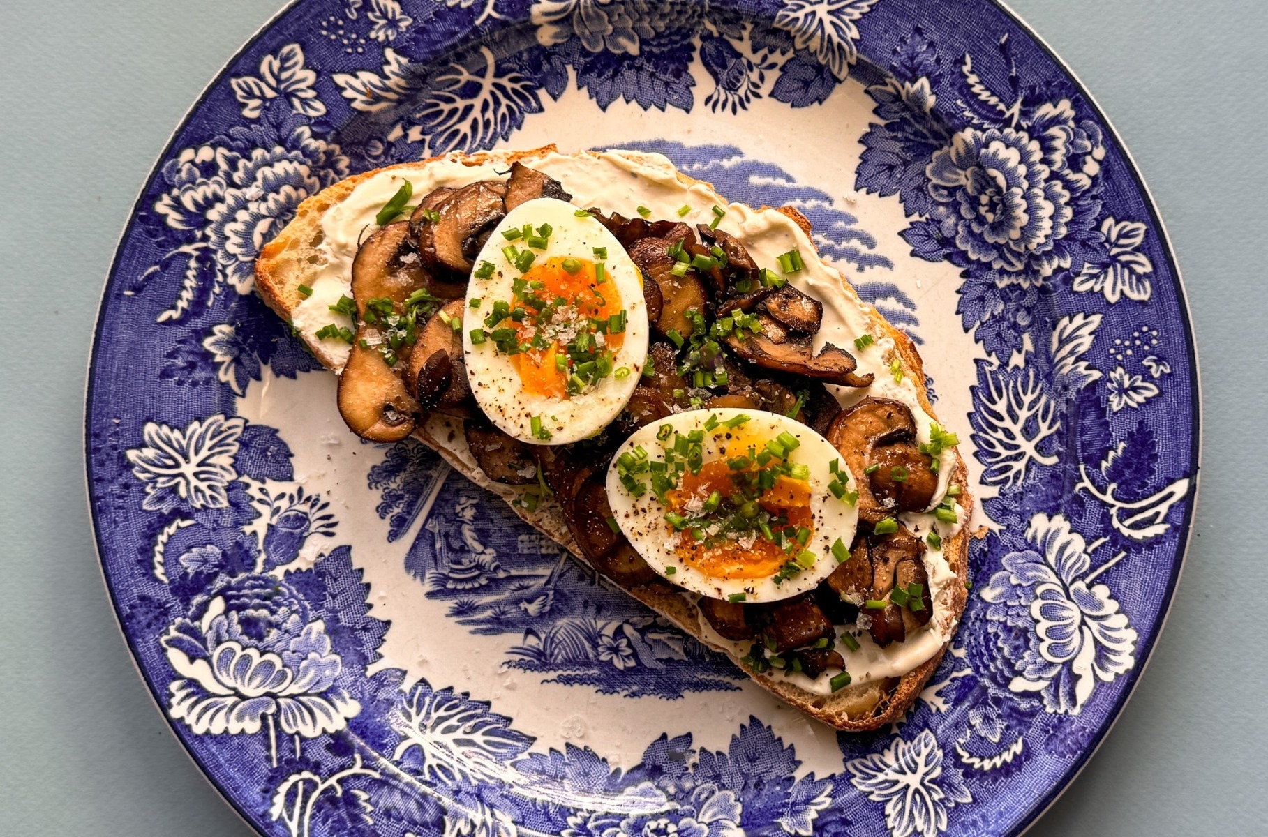 Toast met gebakken champignons, garden herbs spread en een zachtgekookt ei 