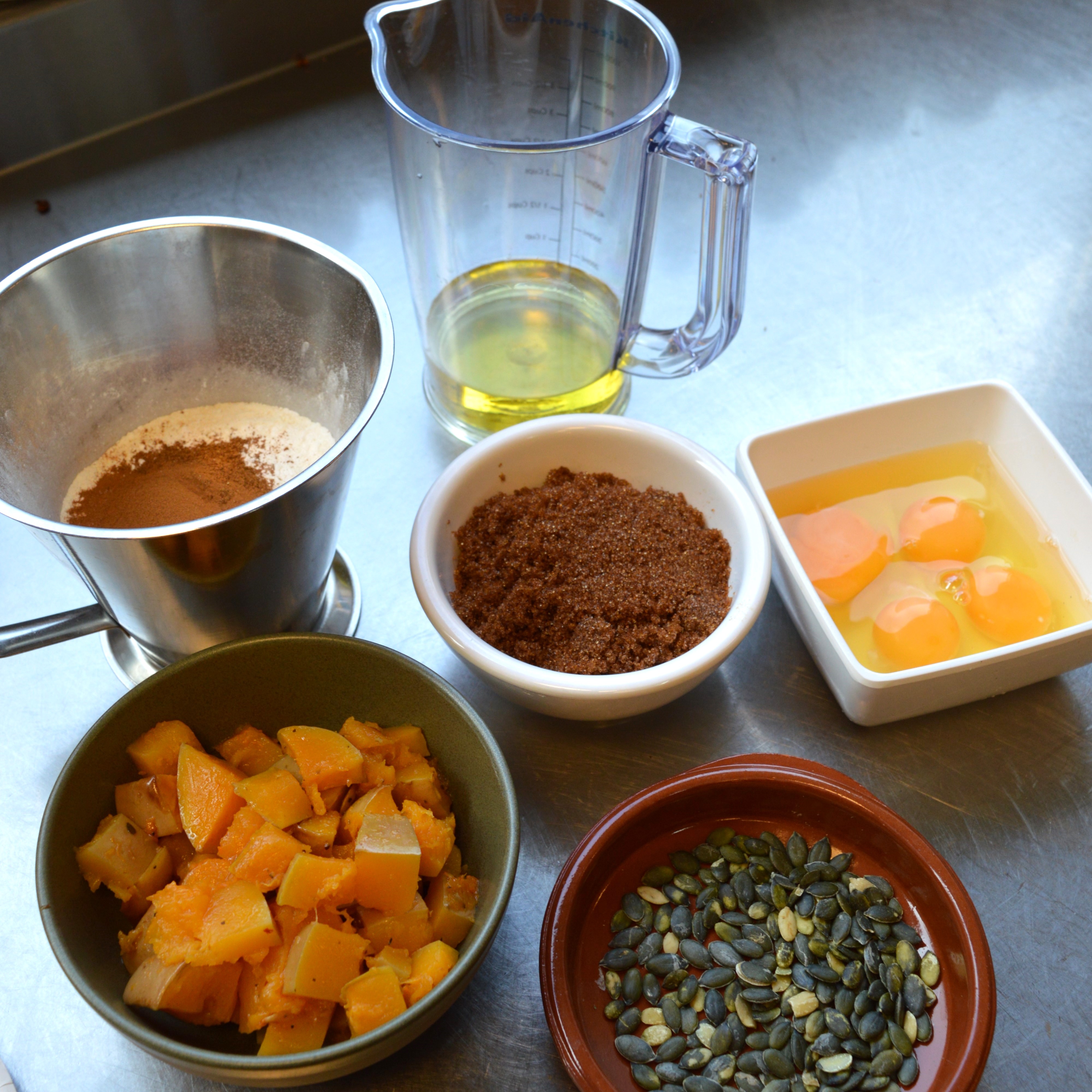 Alle ingrediënten voor de pompoencake in bakjes verzamelt 