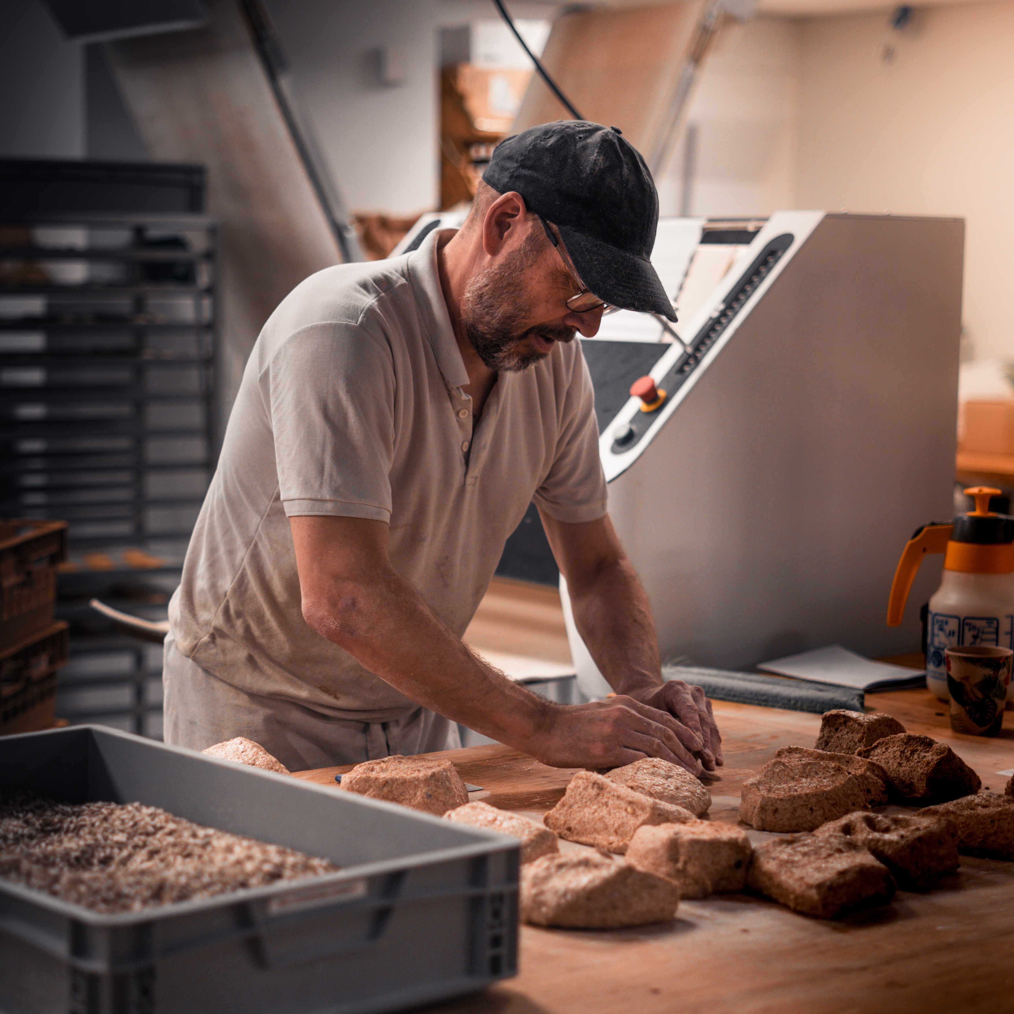 Foto van de bakker van Lekker brood die de broden maakt