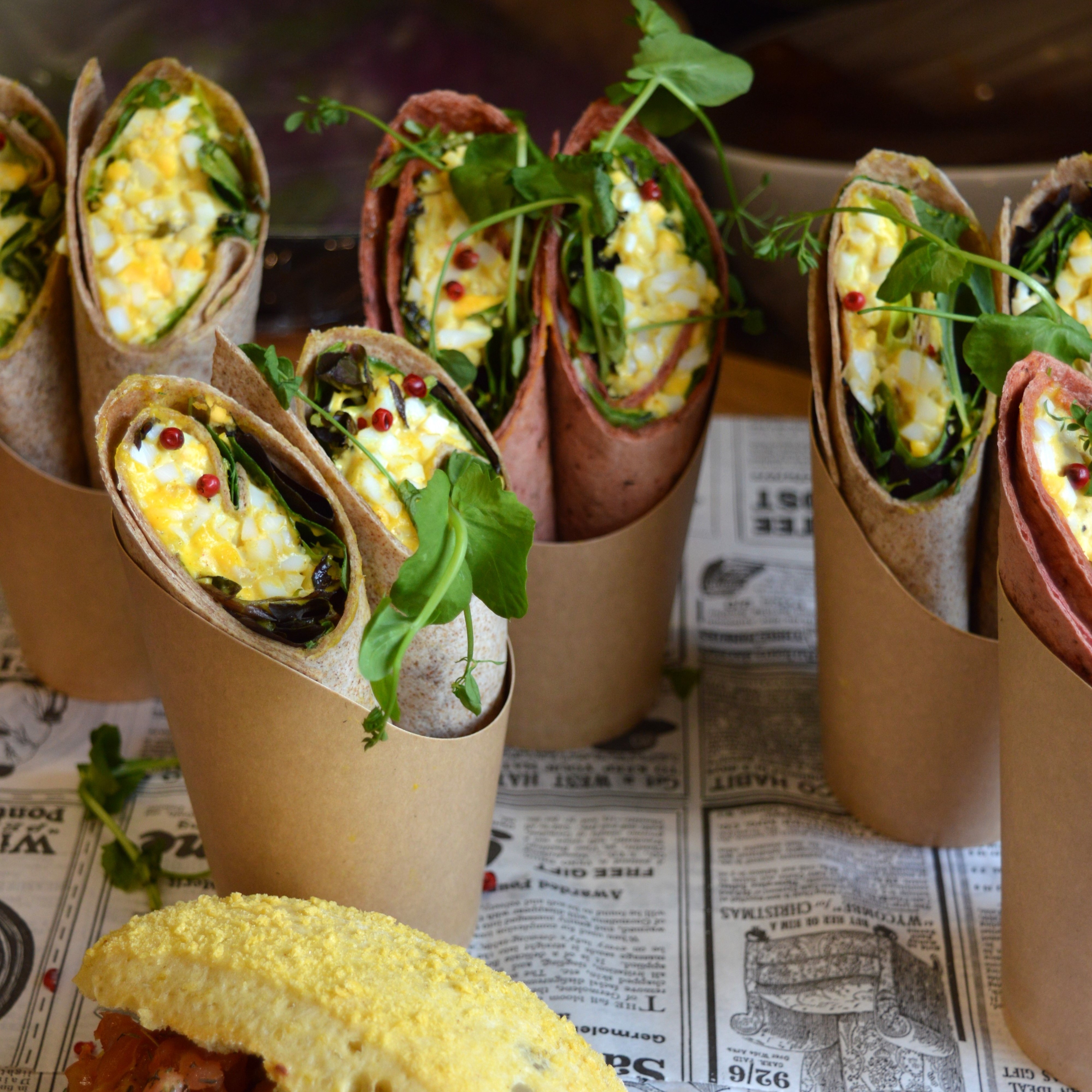 Vers bereide wraps en broodje op buffet van bedrijfsrestaurant