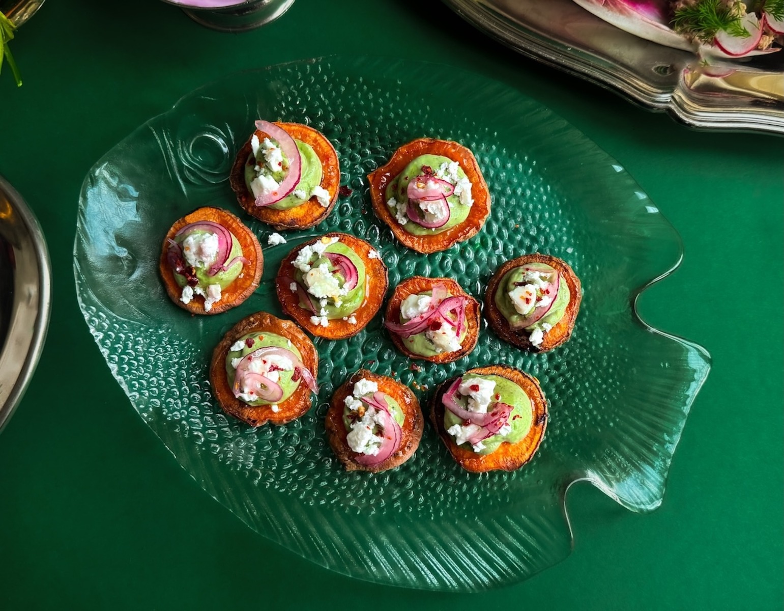 Knapperige zoete-aardappelrondjes met avocado-limoencrème, feta & hot honey