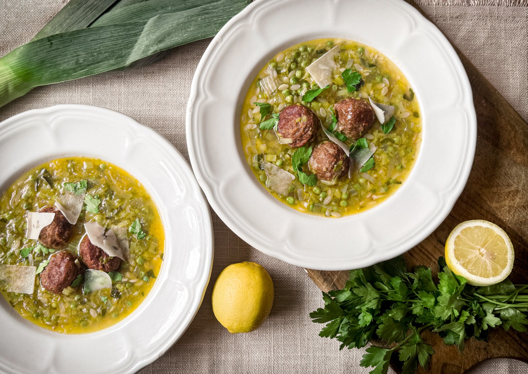 Lente minestrone met groene groenten en gehaktballetjes