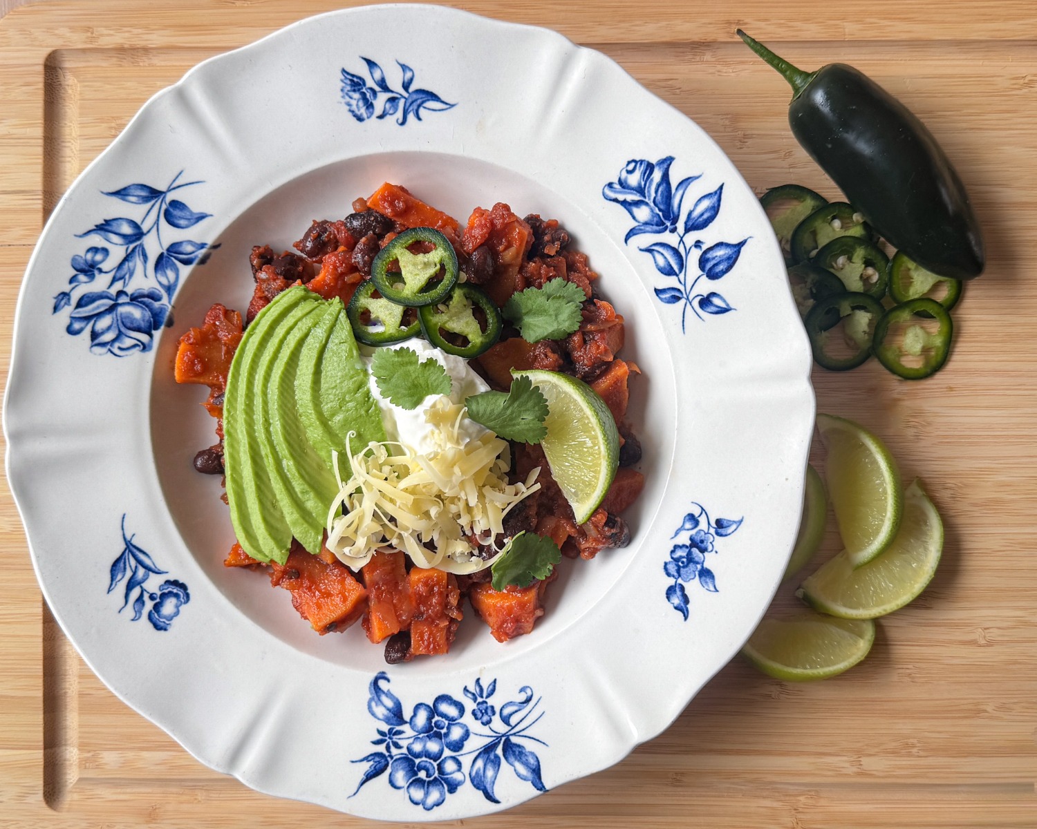 Chipotle stoof met zoete aardappel, zwarte bonen en avocado