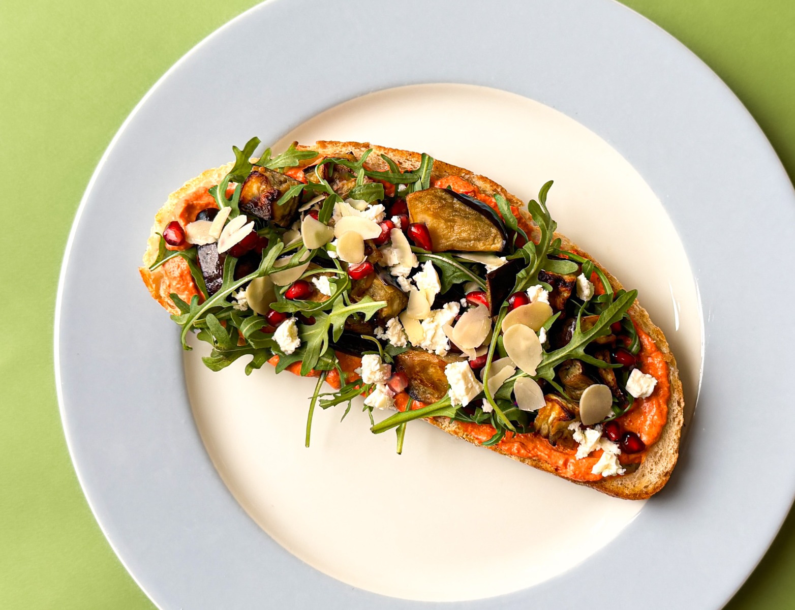 Broodje met paprika-feta spread en aubergine 