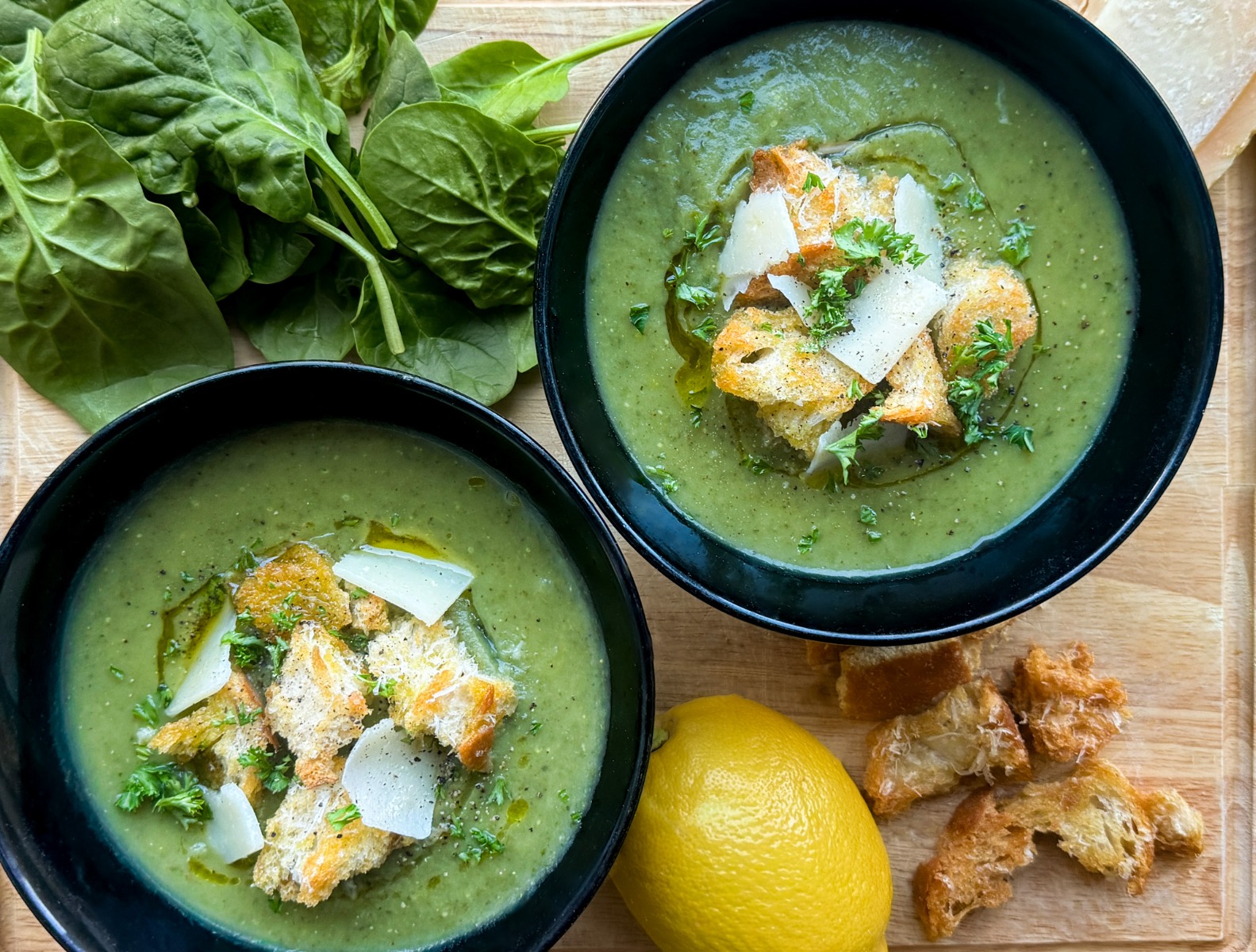 Courgette-spinaziesoep met parmezaan croutons