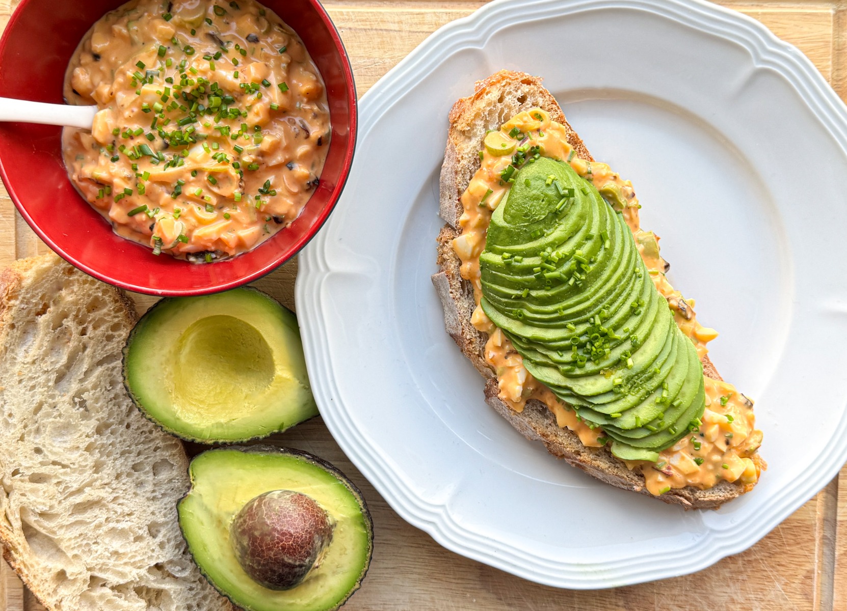 Broodje eiersalade met avocado en crispy chili oil