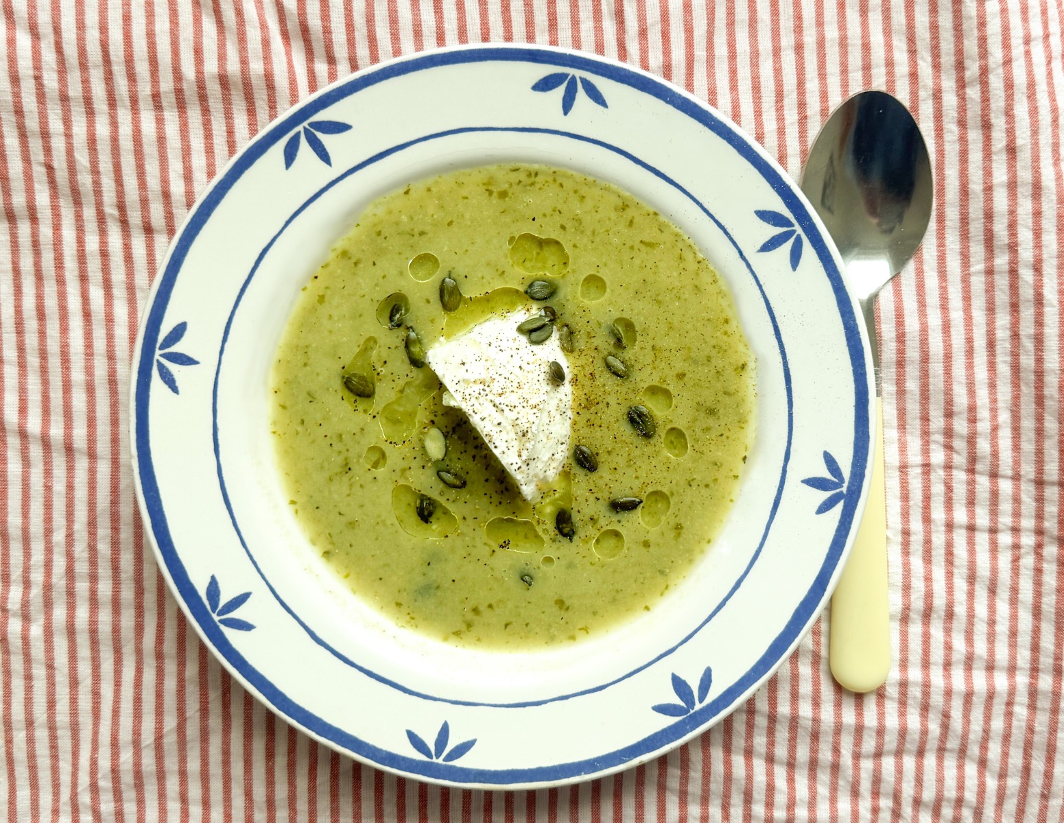 Prei-aardappelsoep met spinazie en crème fraîche