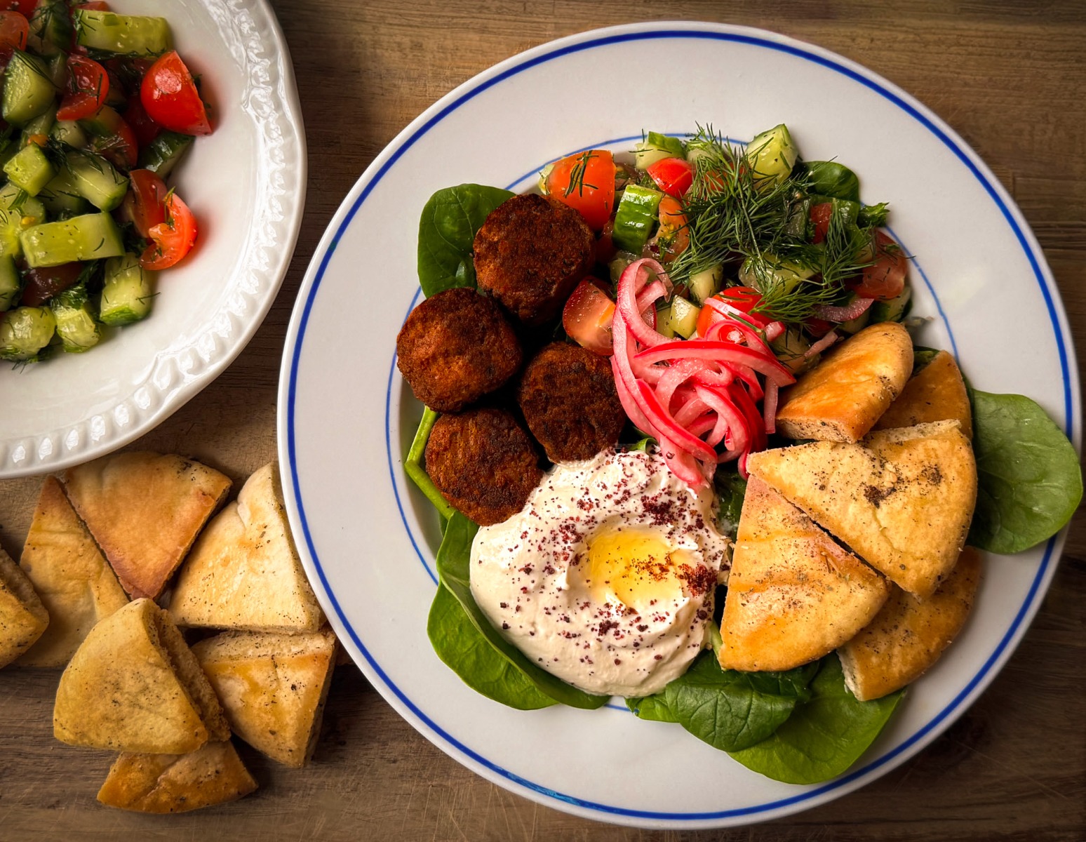 Falafel bowl met frisse salade en pita chips