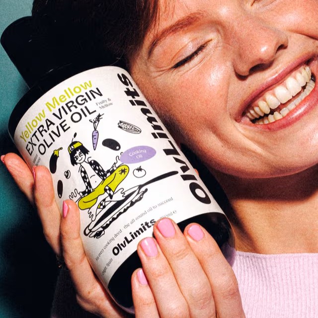 Gedroogd fruit in een ontbijtschaal met yoghurt